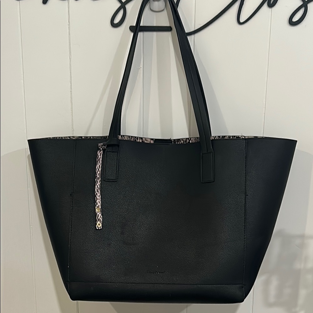 Tommy Bahama Black Tote Bag with Spacious Design